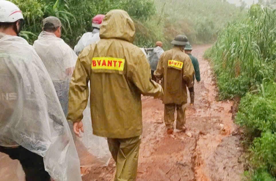cong an xa mo vang vuot lu, di bo 11 km dua nguoi dan benh nang di cap cuu hinh anh 1
