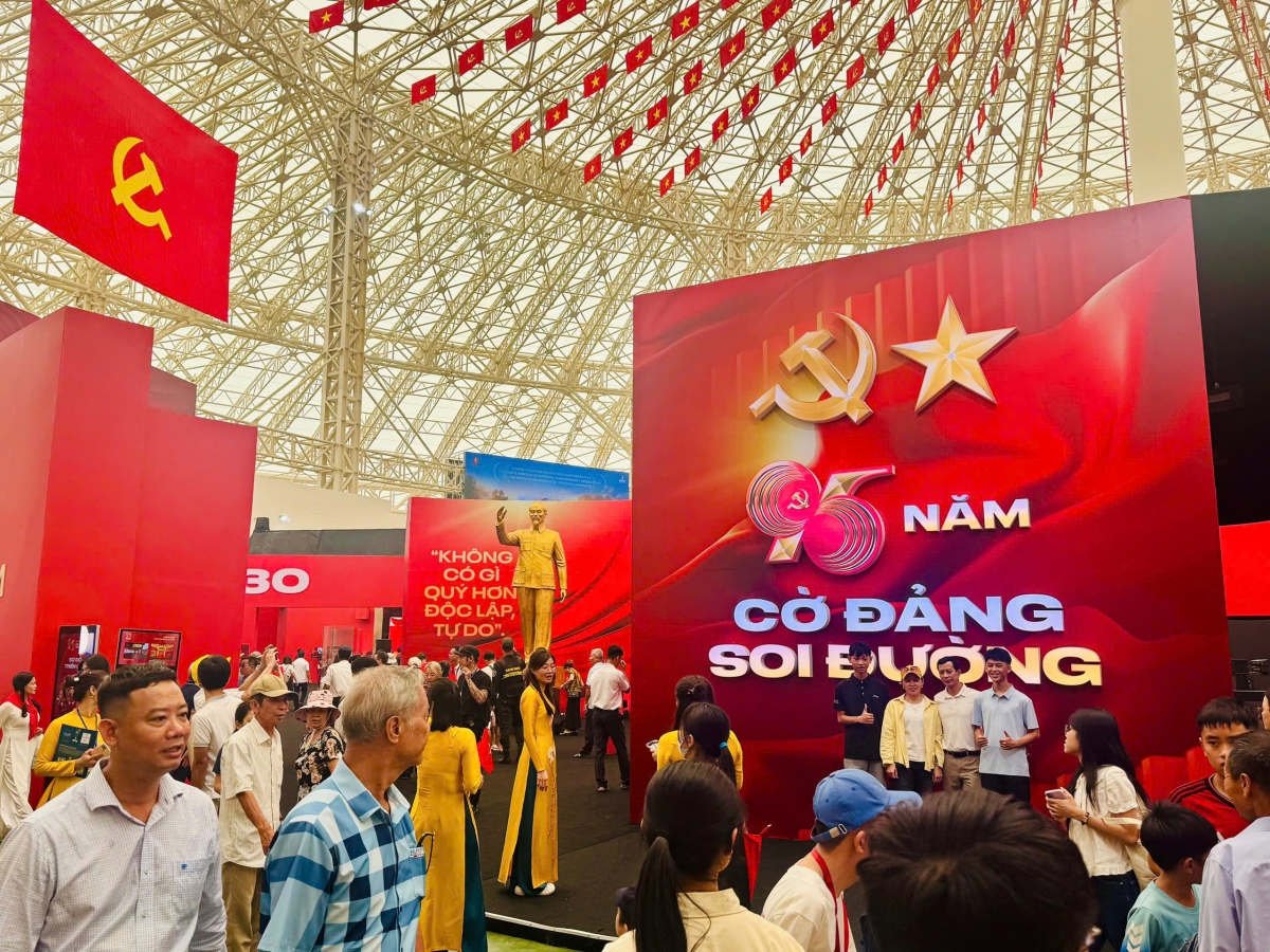 Đông đảo du khách đến Triển lãm 80 năm Hành trình Độc lập - Tự do - Hạnh phúc