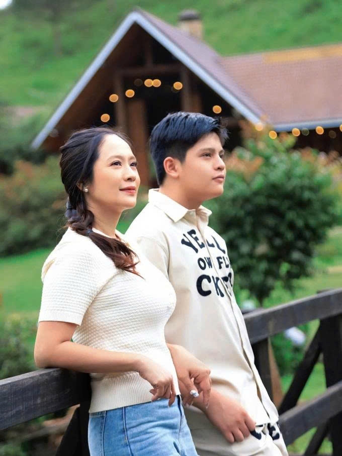 sao viet 29 8 A hau phuong nhi du khai mac trien lam cung nha chong hinh anh 4