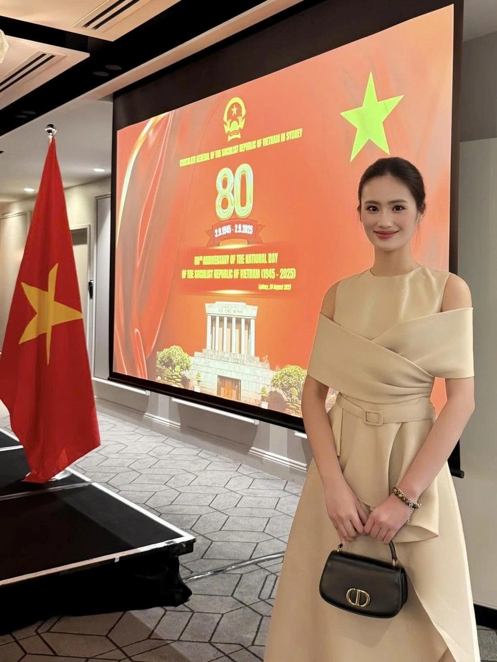 sao viet 30 8 hoa hau ngoc han khoe bung bau trong ta ao dai hinh anh 4