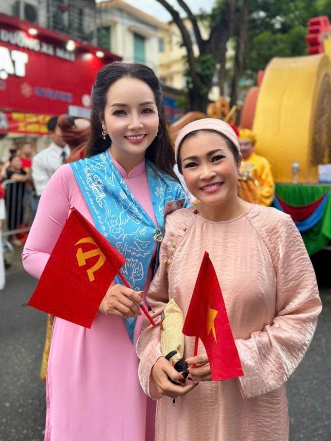 sao viet 1 9 lan phuong tu xoay xo voi hai con trong ky nghi le hinh anh 6