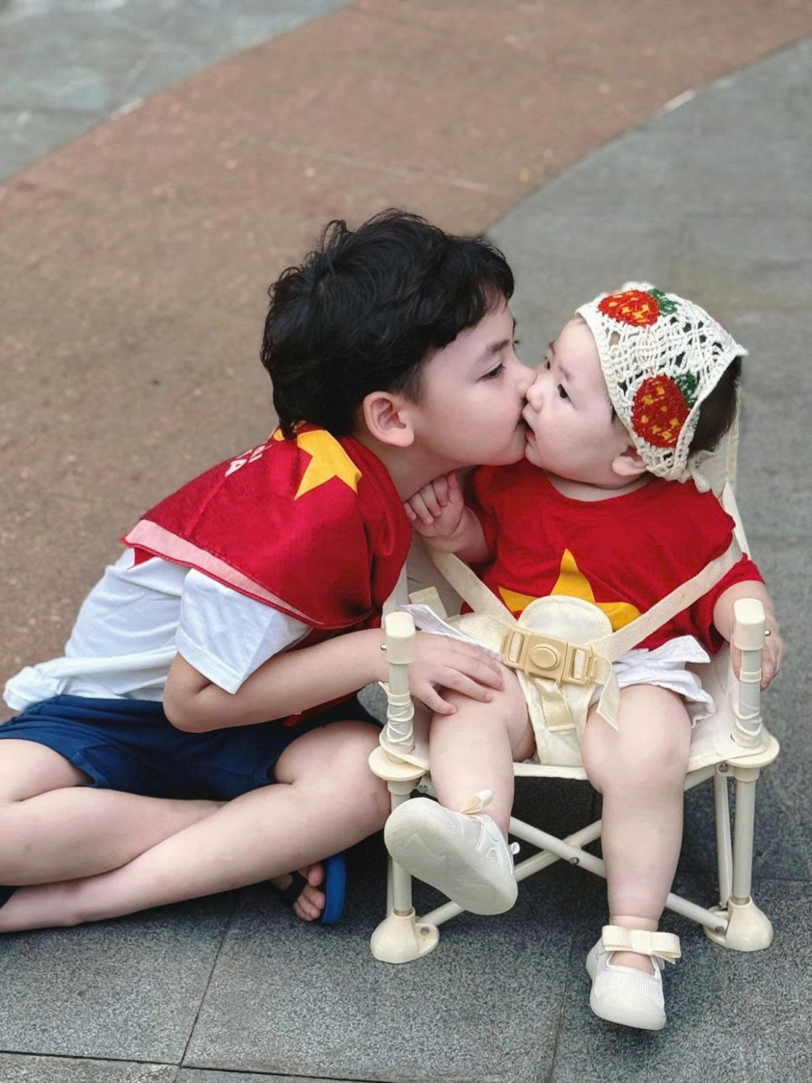 sao viet 1 9 lan phuong tu xoay xo voi hai con trong ky nghi le hinh anh 8