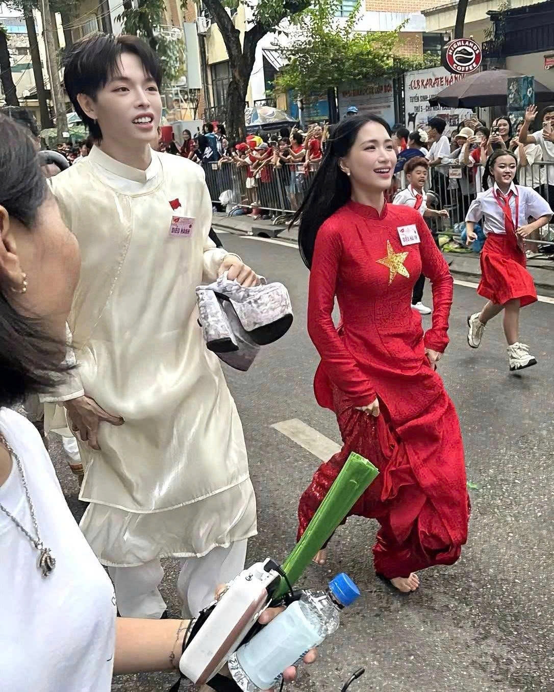 sao viet 1 9 lan phuong tu xoay xo voi hai con trong ky nghi le hinh anh 7