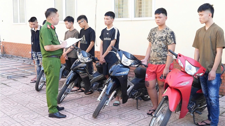 Bắt nhóm "quái xế" mang hung khí náo loạn đường phố