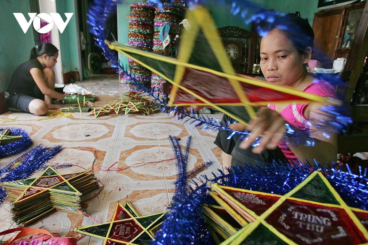 last guardians of traditional mid-autumn festival toys on the outskirts of hanoi picture 1