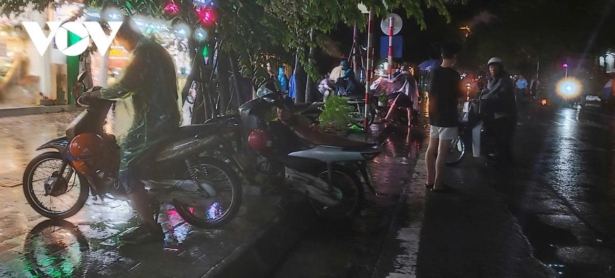hanoi traffic paralysed by flooding as typhoon bualoi brings torrential rain picture 10