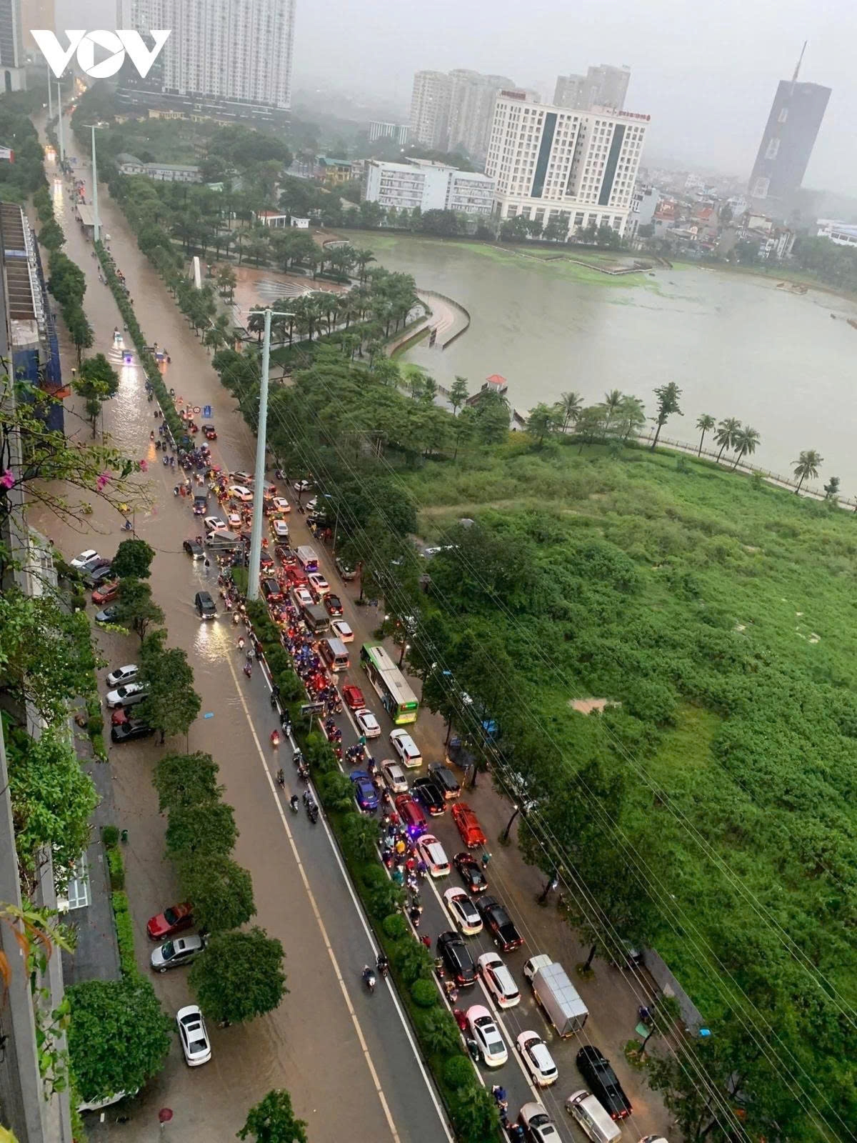 hanoi traffic paralysed by flooding as typhoon bualoi brings torrential rain picture 11