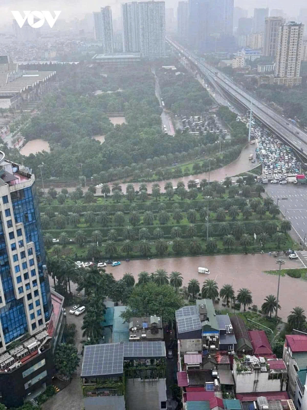 hanoi traffic paralysed by flooding as typhoon bualoi brings torrential rain picture 12