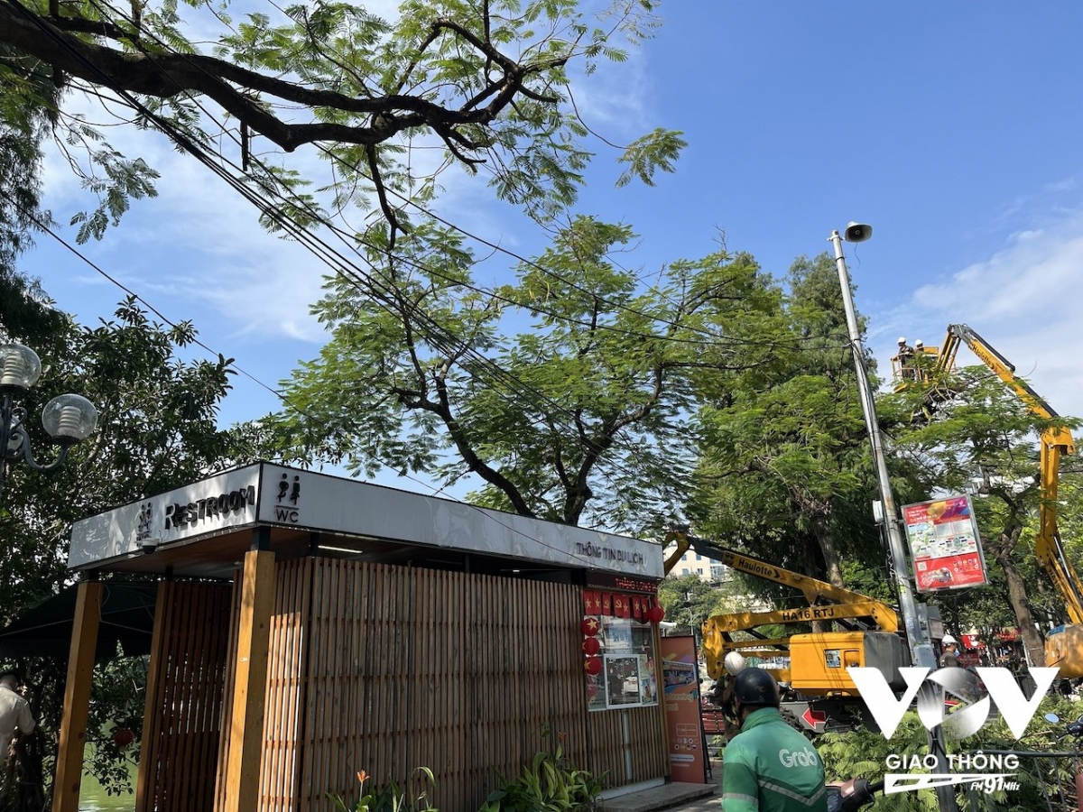 Dây điện chằng chịt lại bủa vây Hồ Gươm