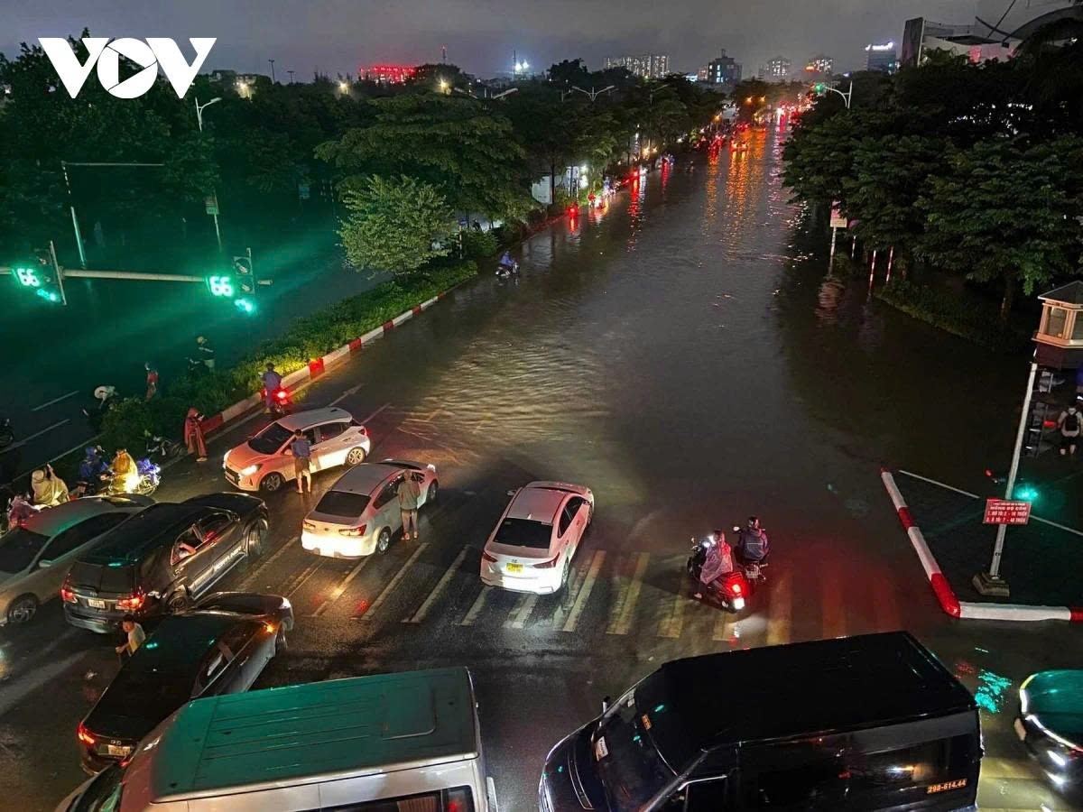hanoi traffic paralysed by flooding as typhoon bualoi brings torrential rain picture 2