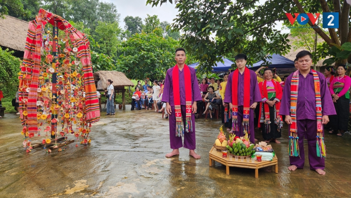 vui le hoi thuong hoa cua dong bao muong tai ngoi nha chung hinh anh 1