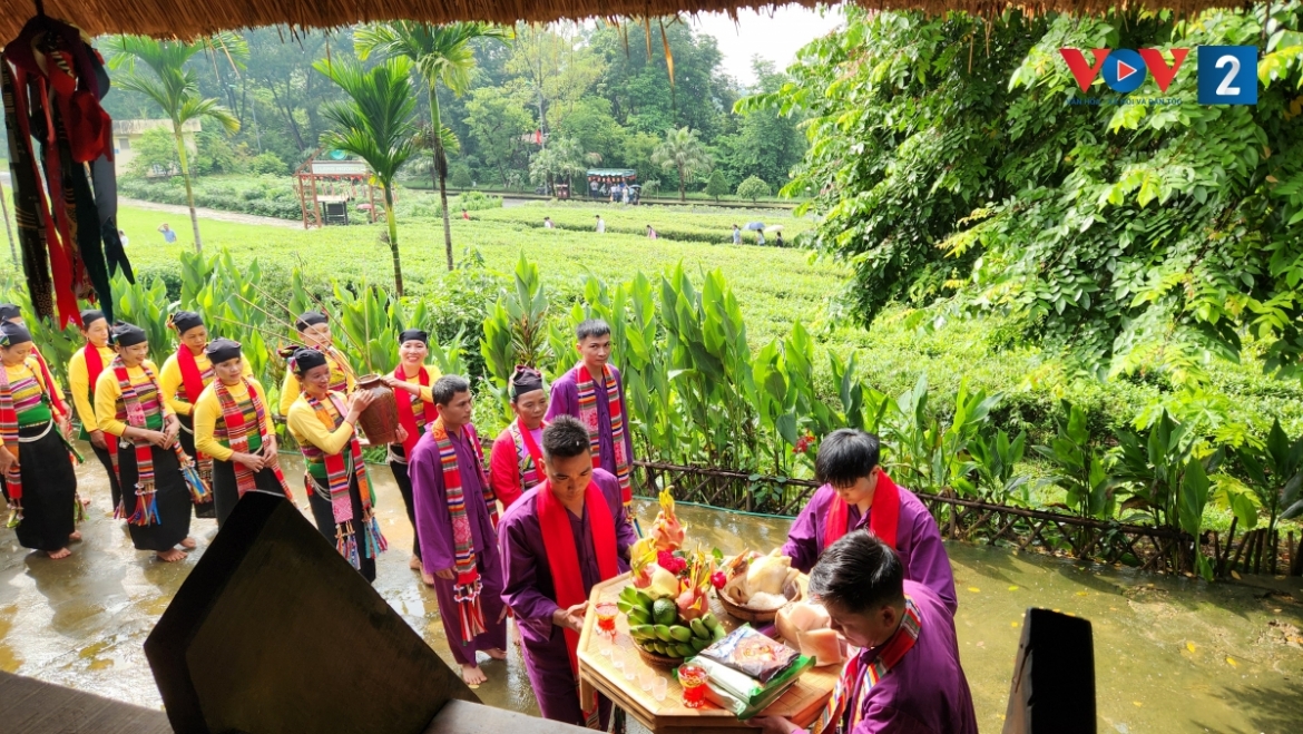 vui le hoi thuong hoa cua dong bao muong tai ngoi nha chung hinh anh 2