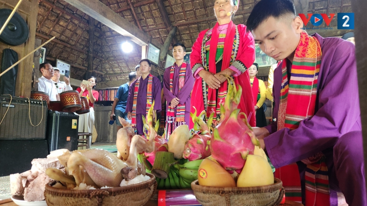 vui le hoi thuong hoa cua dong bao muong tai ngoi nha chung hinh anh 3