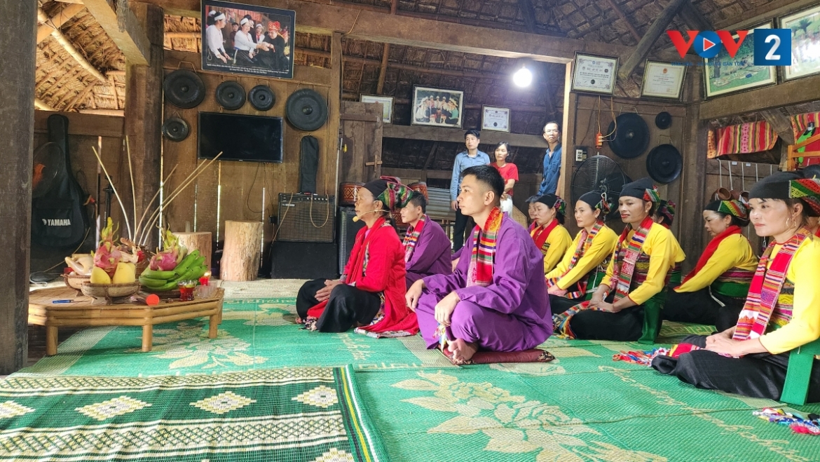 vui le hoi thuong hoa cua dong bao muong tai ngoi nha chung hinh anh 6