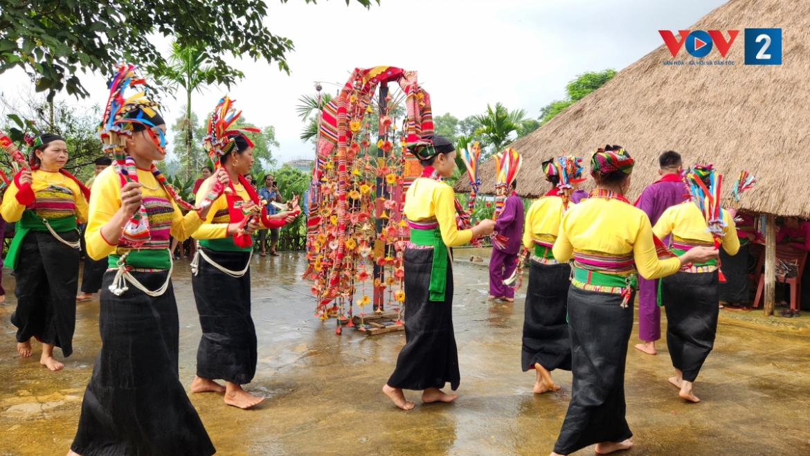 vui le hoi thuong hoa cua dong bao muong tai ngoi nha chung hinh anh 8