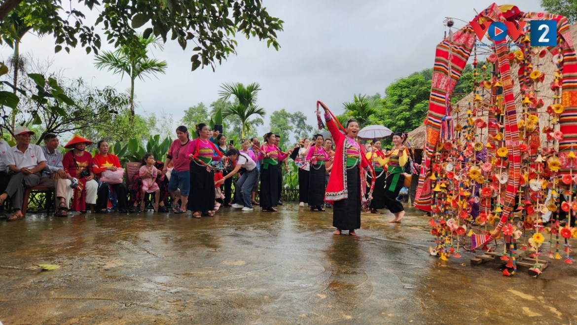 vui le hoi thuong hoa cua dong bao muong tai ngoi nha chung hinh anh 9