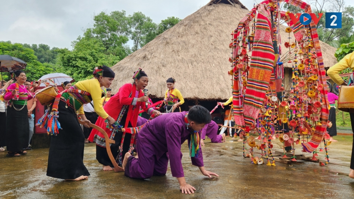 vui le hoi thuong hoa cua dong bao muong tai ngoi nha chung hinh anh 10