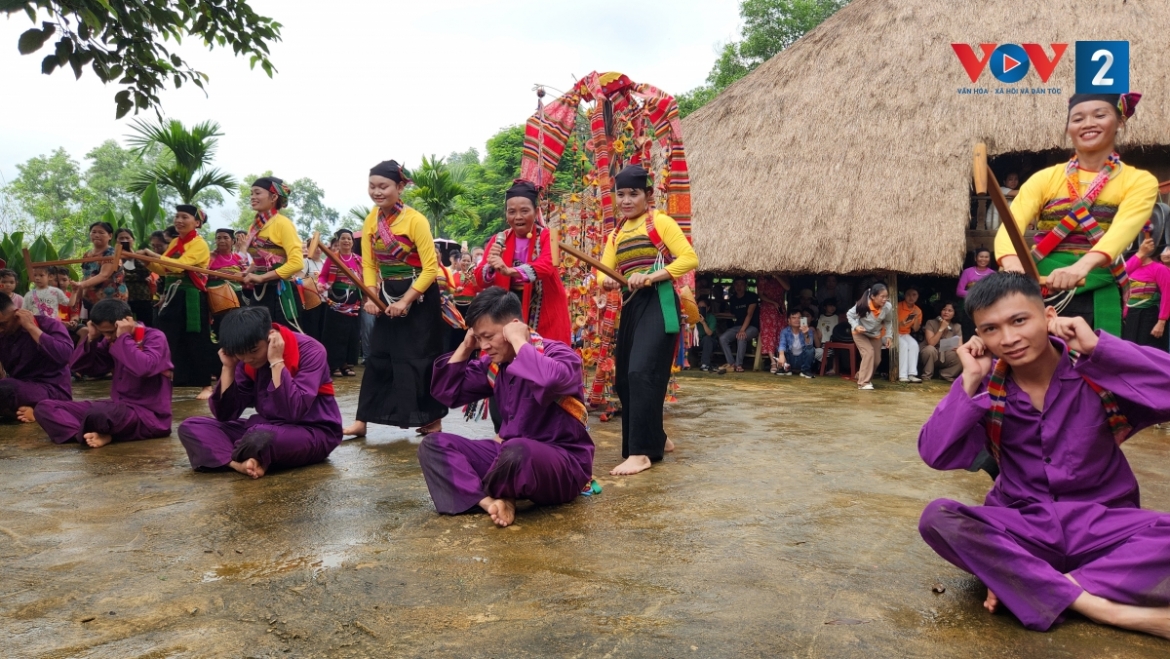 vui le hoi thuong hoa cua dong bao muong tai ngoi nha chung hinh anh 12
