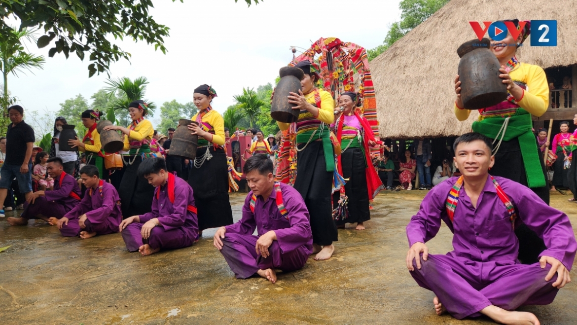 vui le hoi thuong hoa cua dong bao muong tai ngoi nha chung hinh anh 13