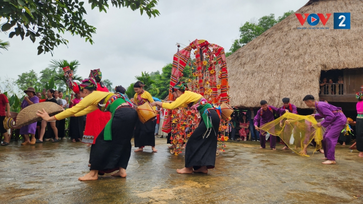 vui le hoi thuong hoa cua dong bao muong tai ngoi nha chung hinh anh 11