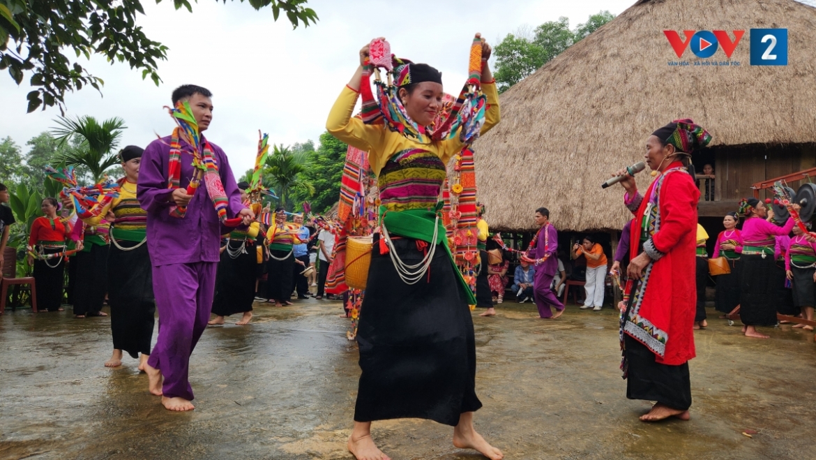 vui le hoi thuong hoa cua dong bao muong tai ngoi nha chung hinh anh 14