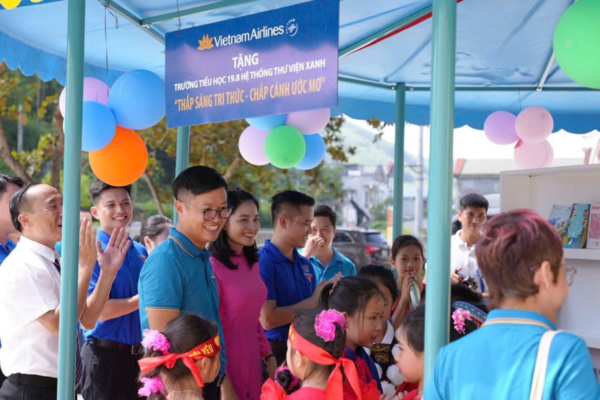 vietnam airlines trao tang thu vien va 500 chan am cho hoc sinh tuyen quang hinh anh 6