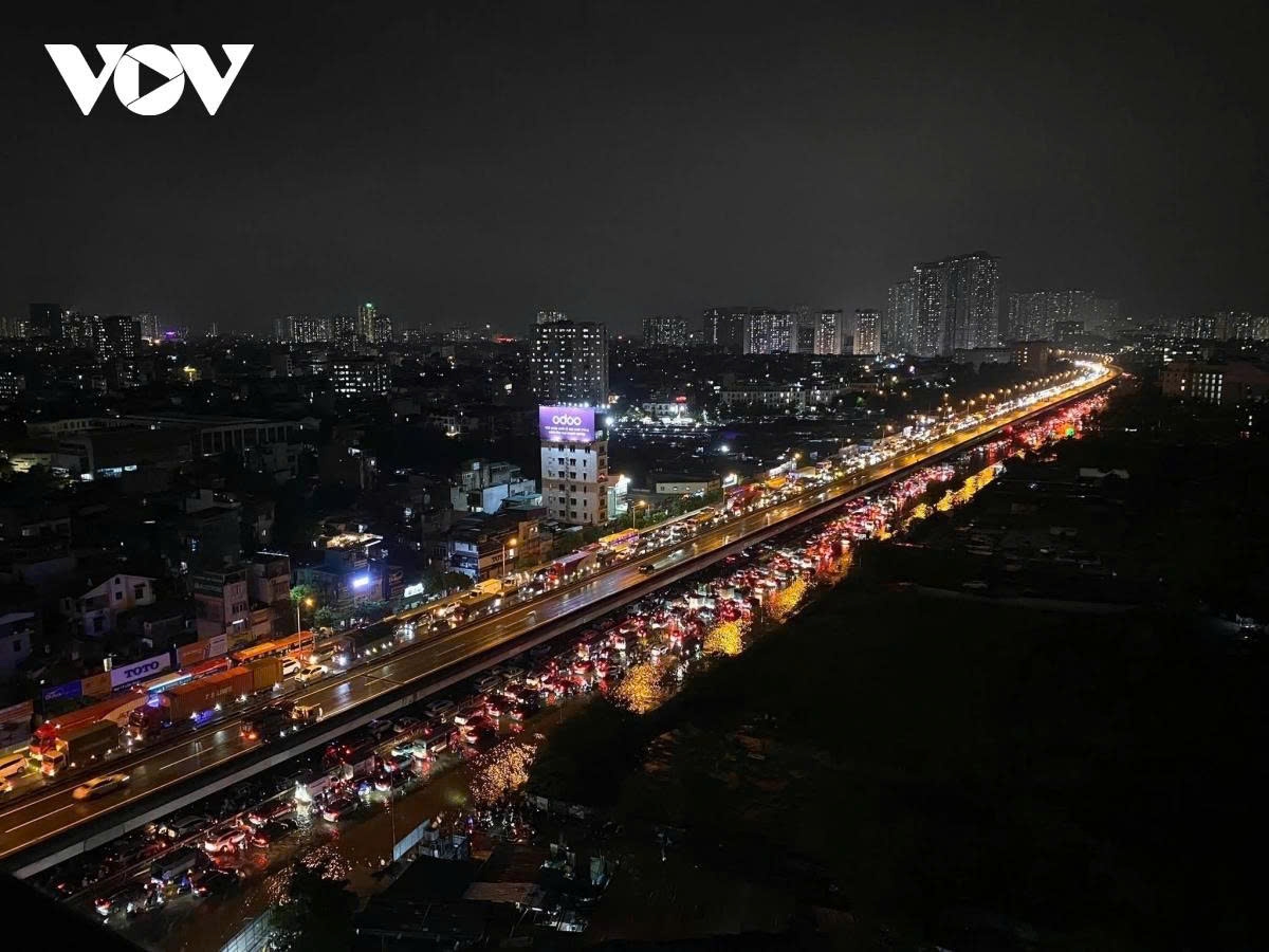 hanoi traffic paralysed by flooding as typhoon bualoi brings torrential rain picture 3