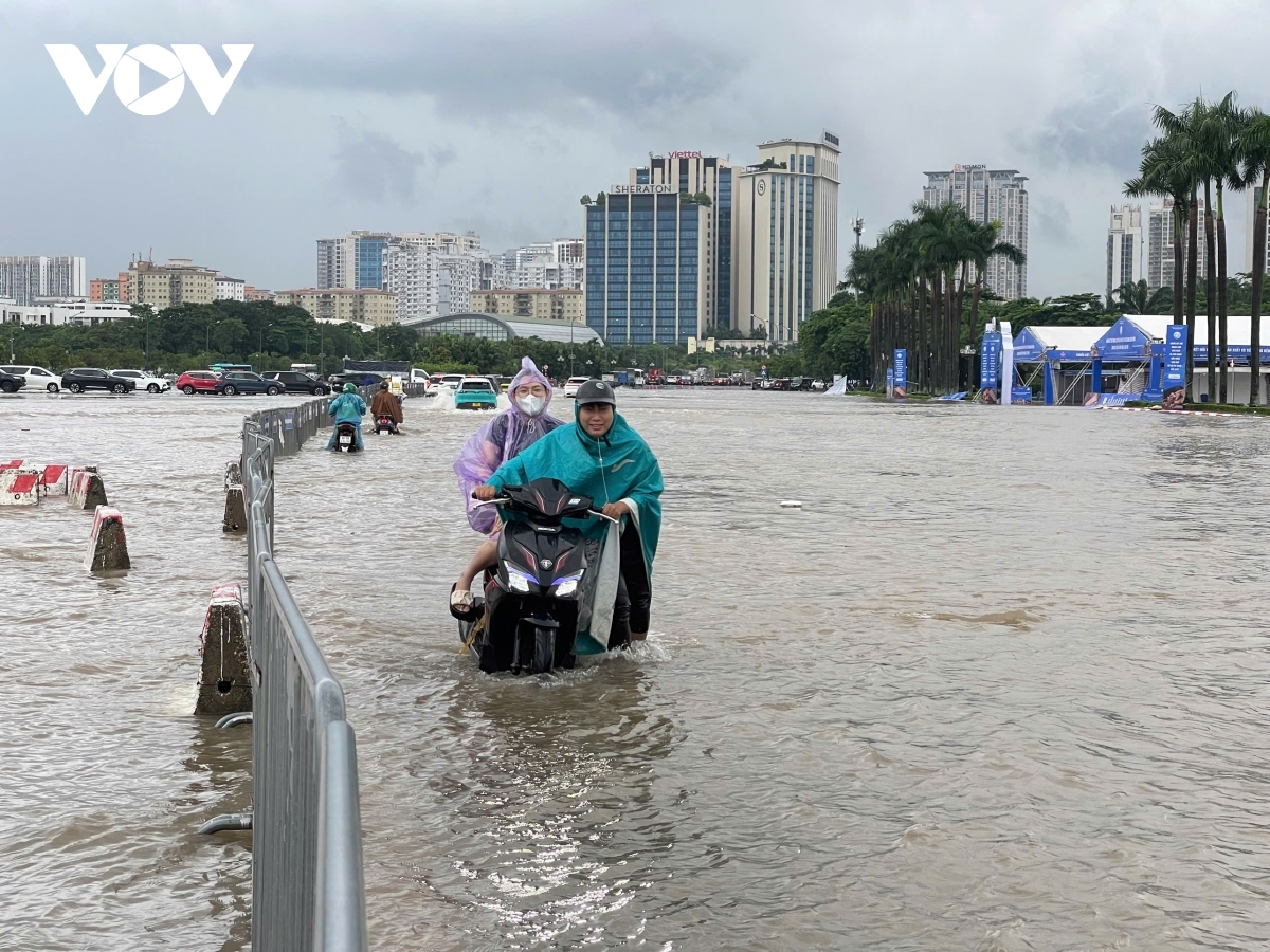 Hà Nội ngập sâu: Tiểu thương buồn mất trắng, dân văn phòng lo trừ lương