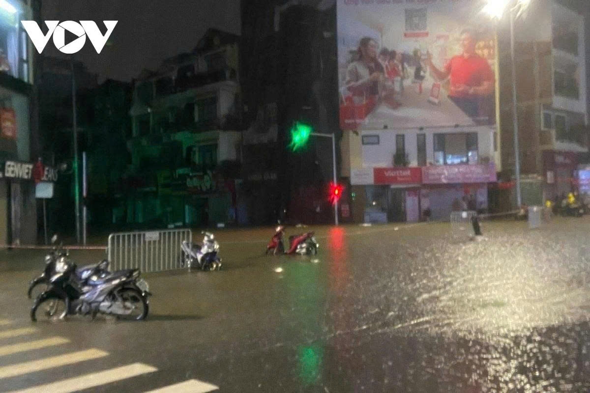hanoi traffic paralysed by flooding as typhoon bualoi brings torrential rain picture 4