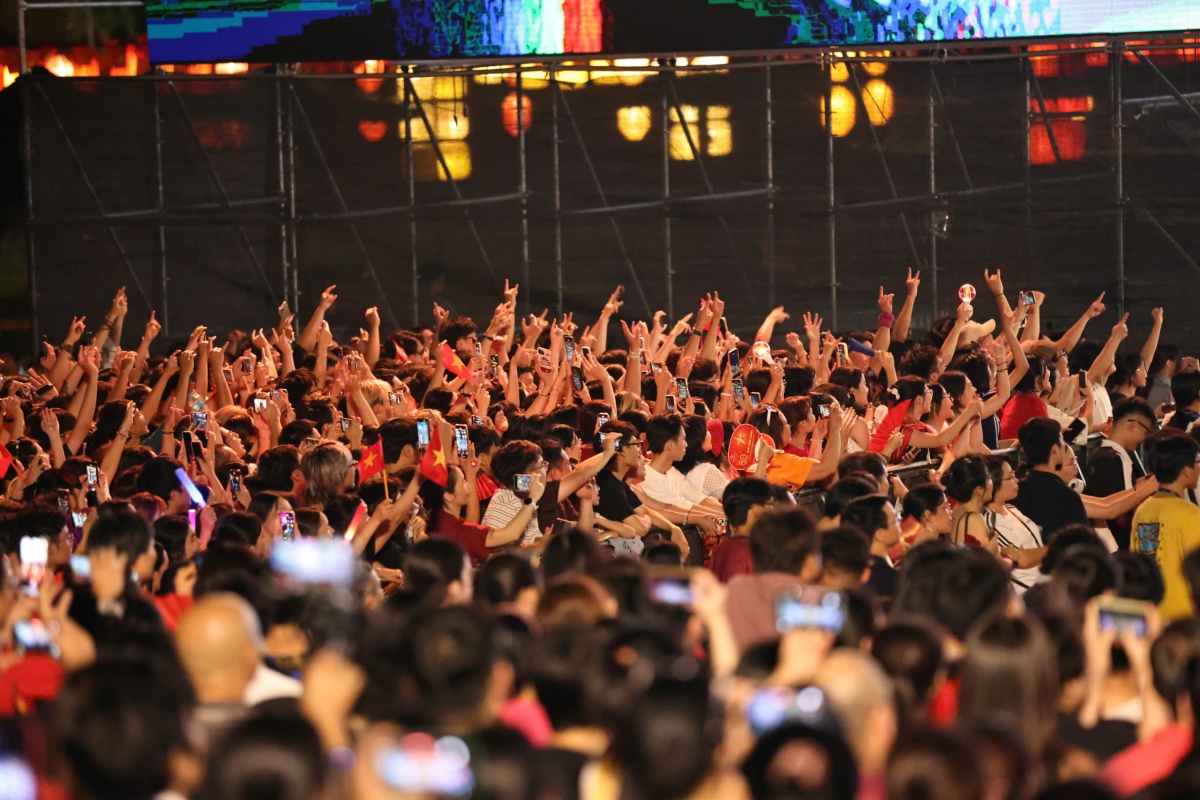 rock va ca khuc cach mang su ket hop bung no trong cocert trai tim viet nam hinh anh 7