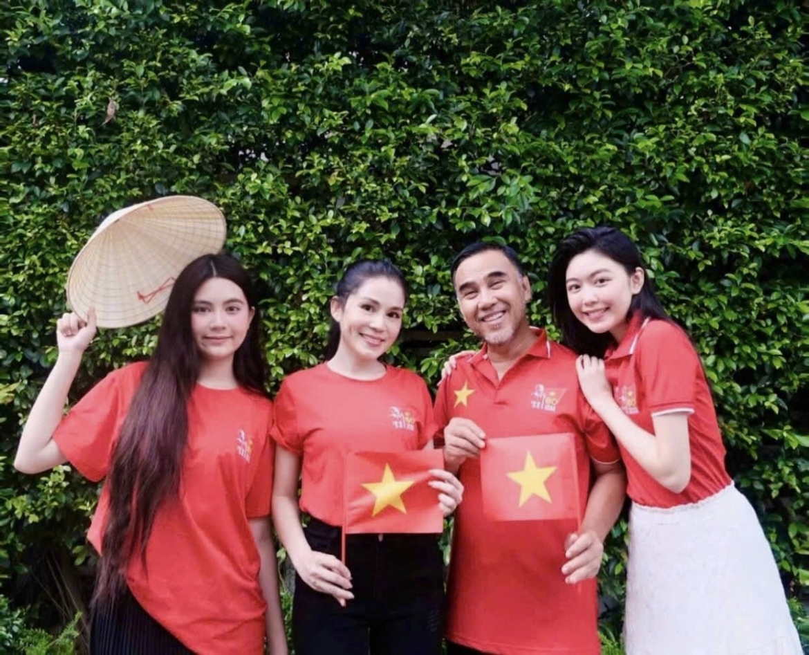 sao viet 2 9 quyen linh va con gai lo lem mung quoc khanh 2 9 hinh anh 1