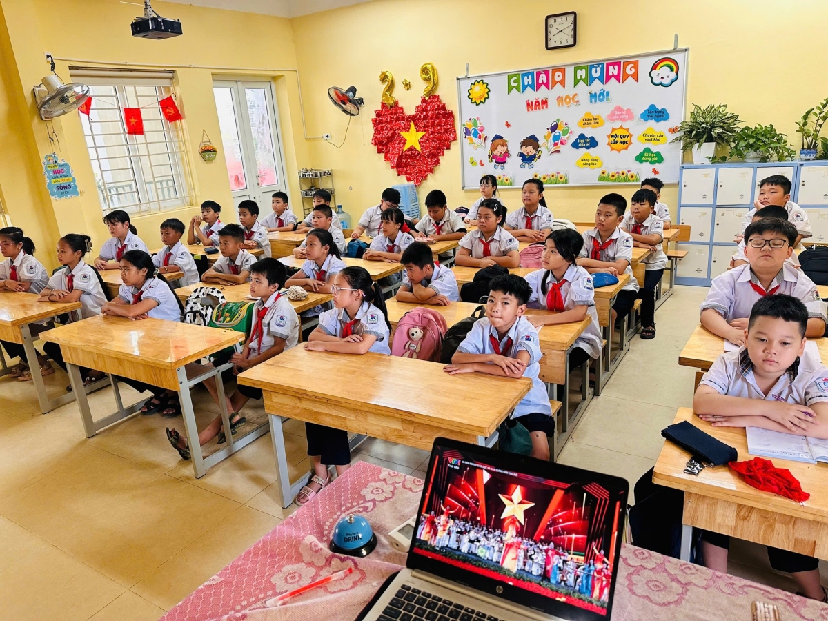Đối với môn Lịch sử và Địa lý cấp tiểu học và trung học cơ sở, môn Địa lý lớp 12: sửa đổi, bổ sung các nội dung liên quan đến vùng kinh tế - xã hội. Đối với môn Lịch sử và Địa lý cấp tiểu học và trung học cơ sở, môn Địa lý lớp 12: sửa đổi, bổ sung các nội dung liên quan đến vùng kinh tế - xã hội.