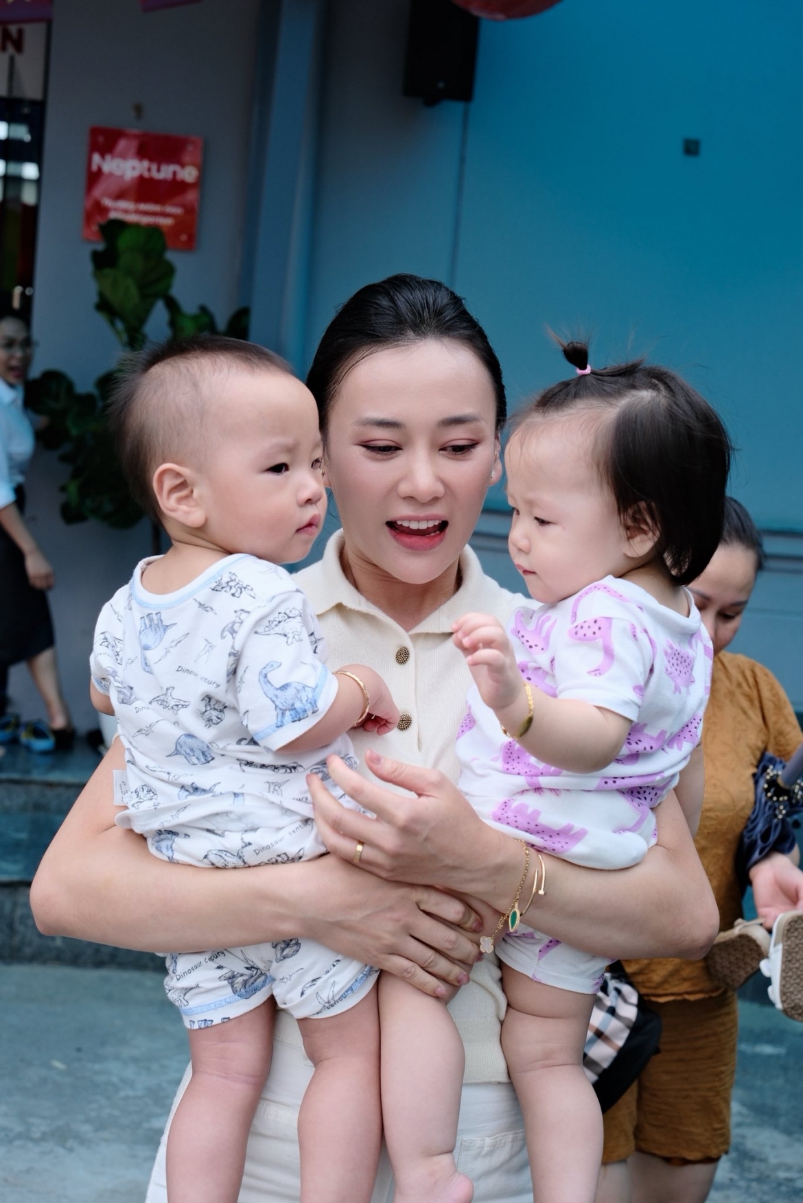 sao viet 12 9 midu duoc khen tre nhu nu sinh voi kieu toc moi hinh anh 2
