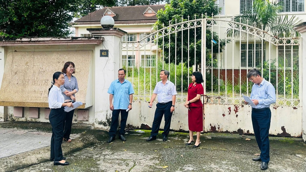 Nghịch lý ở TP.HCM: Trường học quá tải, trụ sở công kề bên bỏ hoang nhiều năm