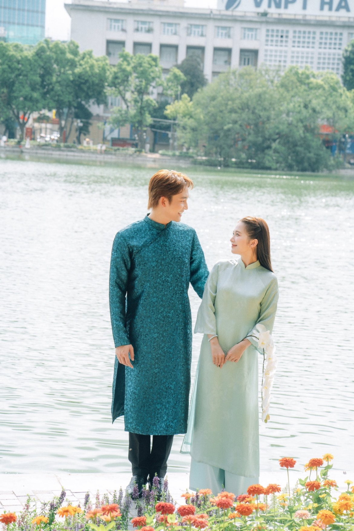 Dinh tu ngoc huyen khoe anh cuoi lang man giua long ha noi hinh anh 11