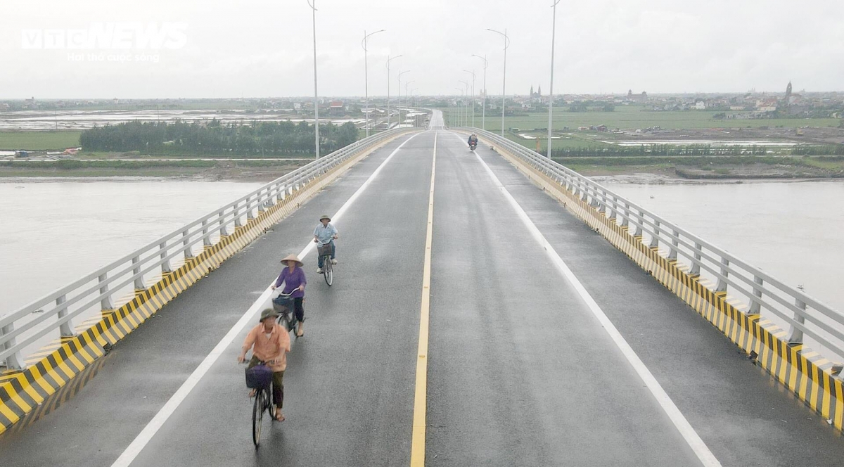 chiem nguong cau song hong gan 1.000 ty dong noi hung yen voi ninh binh hinh anh 5