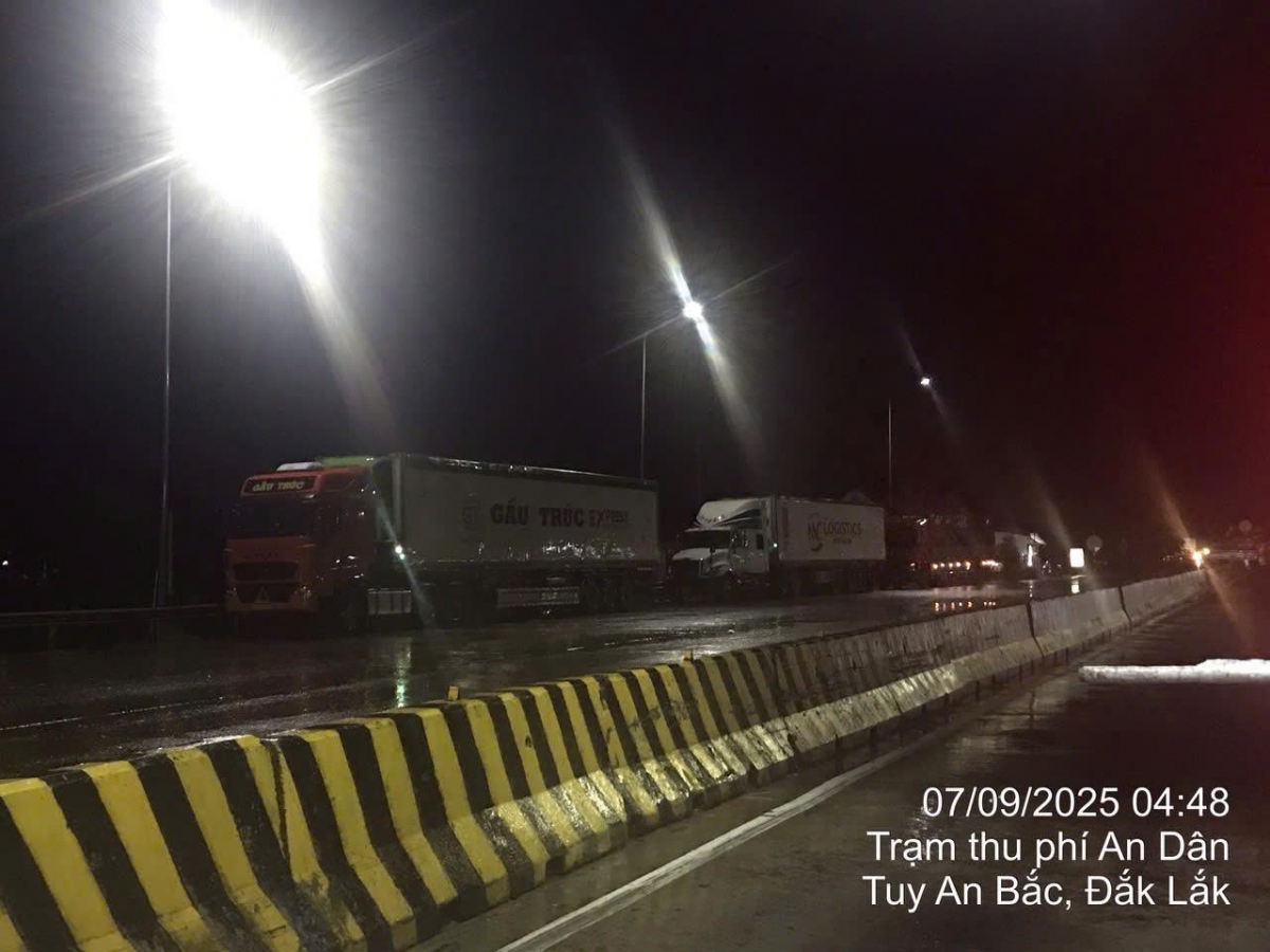 Nhiều xe ô tô dừng đỗ kín đường dẫn vào hầm Đèo Cả, gia tăng nguy cơ tai nạn