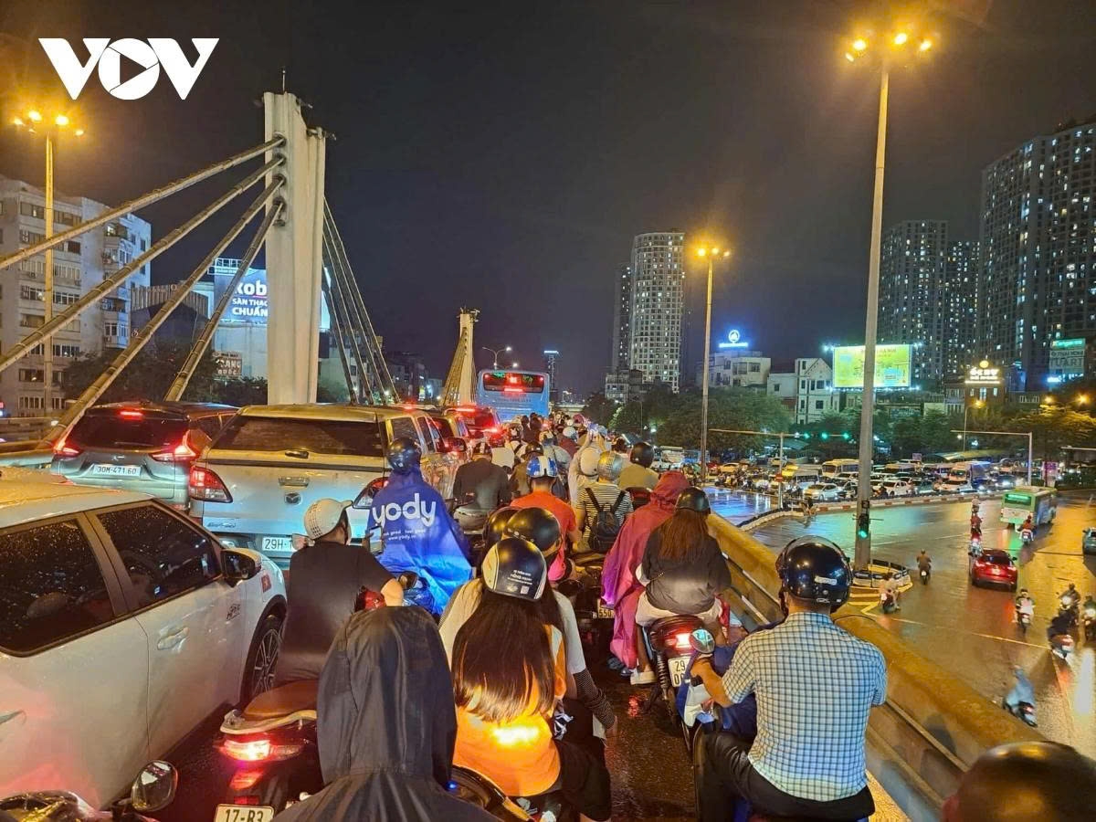 hanoi traffic paralysed by flooding as typhoon bualoi brings torrential rain picture 6