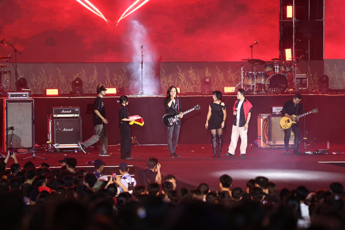rock va ca khuc cach mang su ket hop bung no trong cocert trai tim viet nam hinh anh 5
