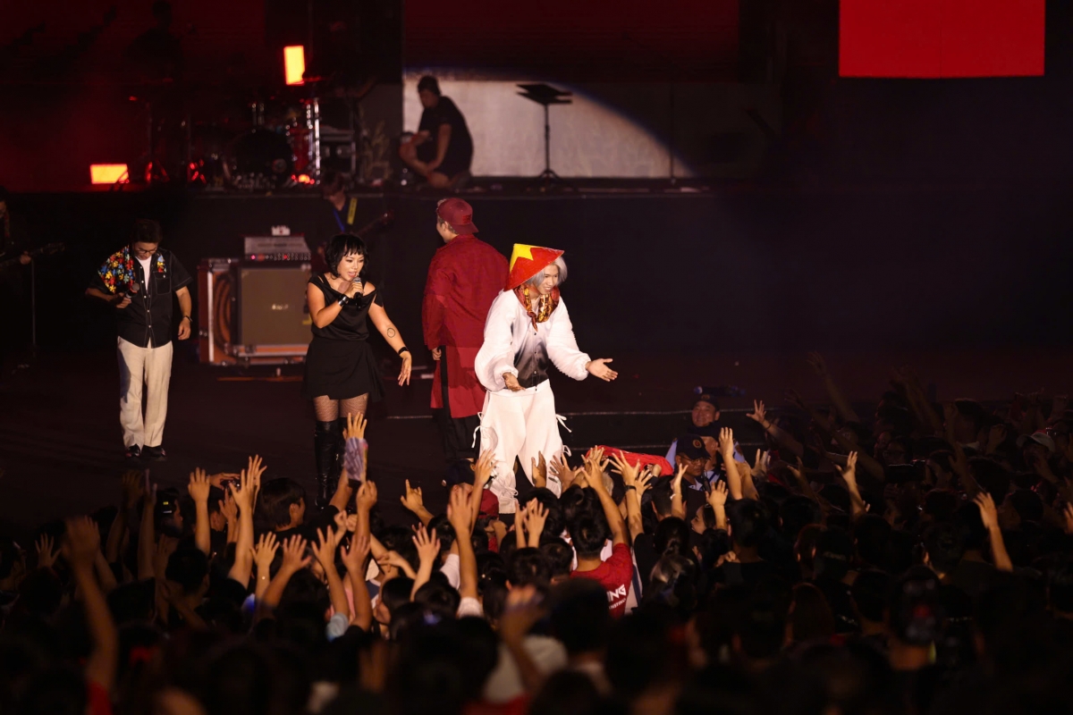 rock va ca khuc cach mang su ket hop bung no trong cocert trai tim viet nam hinh anh 2