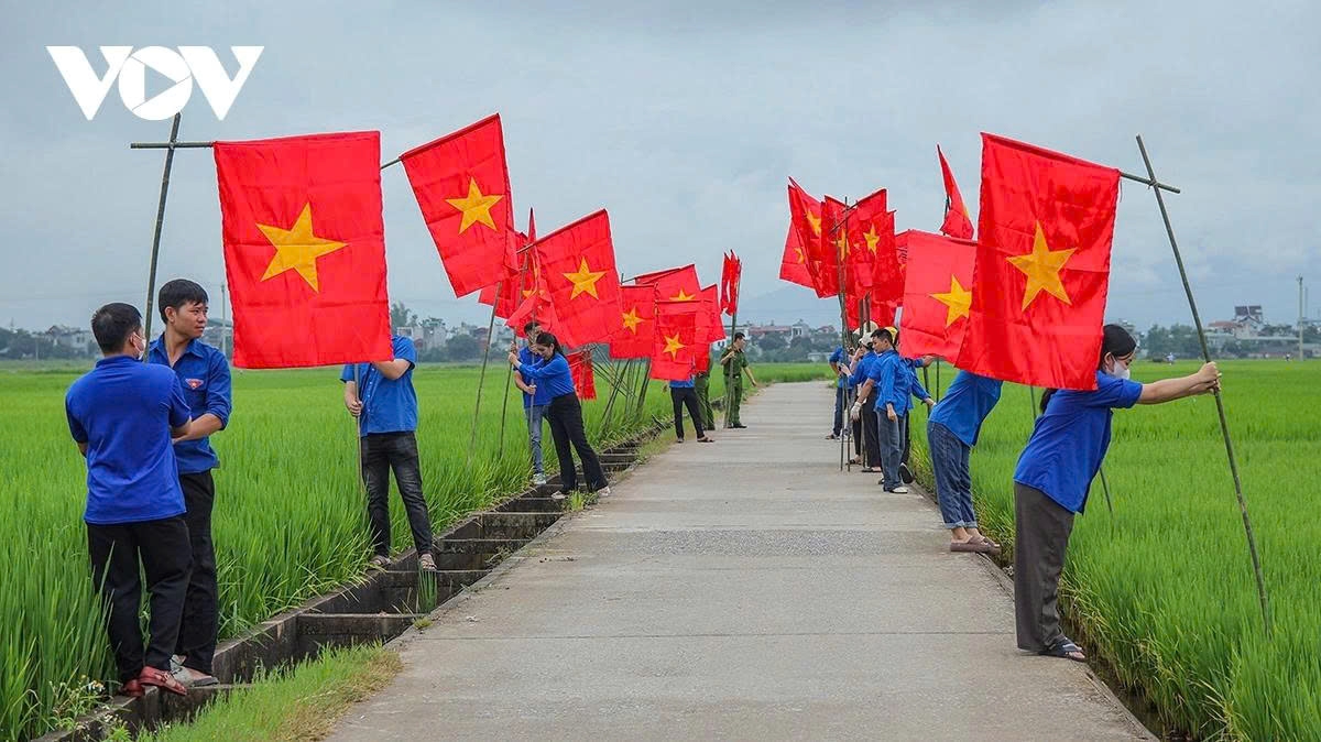 a road of flags national pride flutters across muong thanh rice field picture 7 a road of flags national pride flutters across muong thanh rice field picture 7