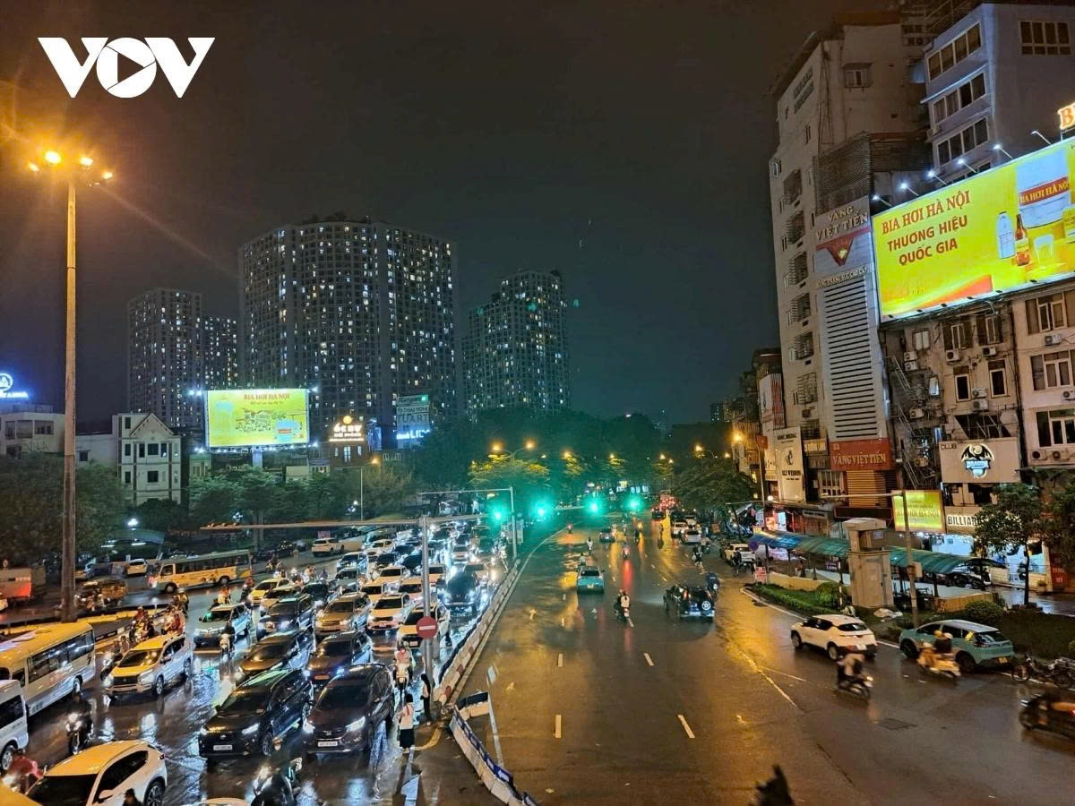 hanoi traffic paralysed by flooding as typhoon bualoi brings torrential rain picture 7