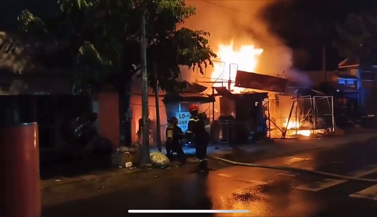 cháy chợ lúc nửa đêm ở tp.hcm, tiểu thương bất lực nhìn tài sản bị thiêu rụi hình ảnh 1 chay cho luc nua dem o tp.hcm, tieu thuong bat luc nhin tai san bi thieu rui hinh anh 1