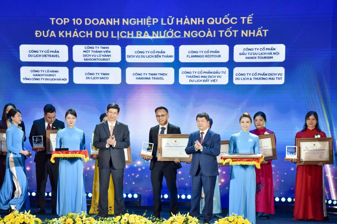 Dat viet tour vinh du nhan 2 giai thuong tai le trao giai thuong du lich viet nam hinh anh 1