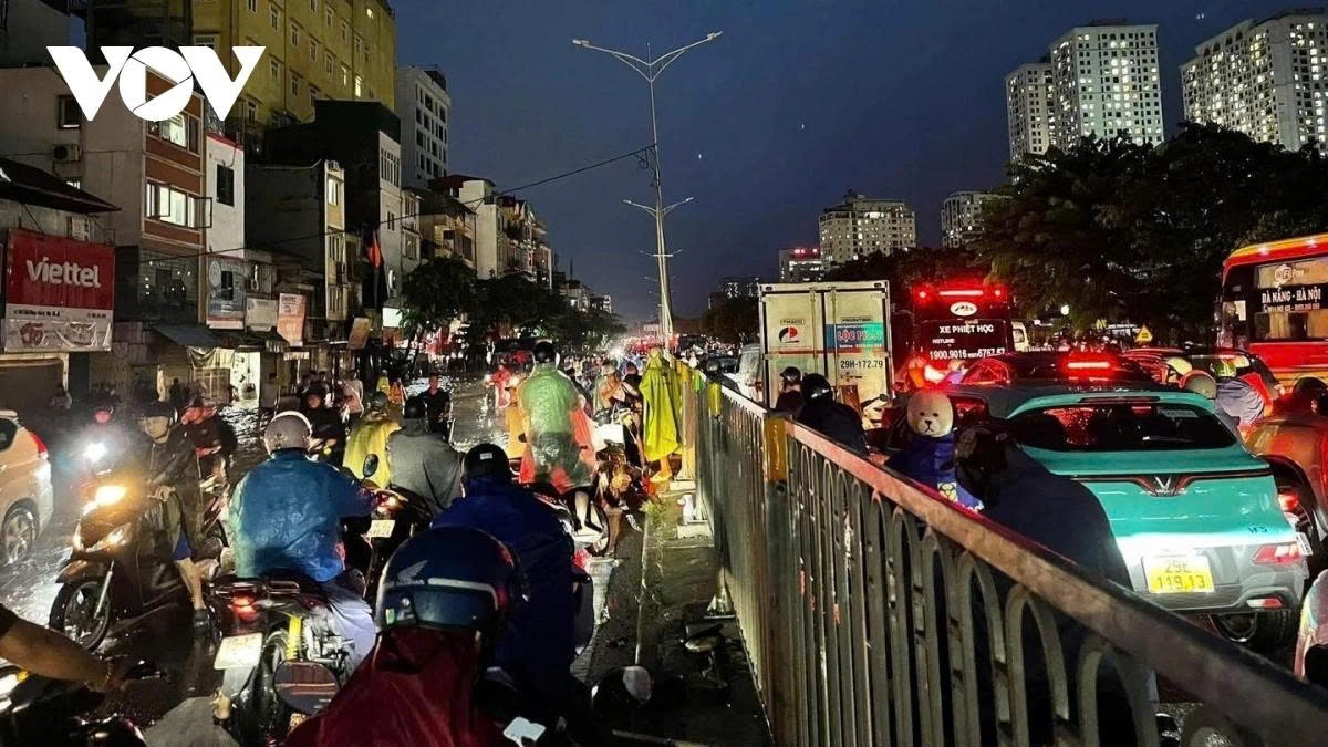 hanoi traffic paralysed by flooding as typhoon bualoi brings torrential rain picture 8
