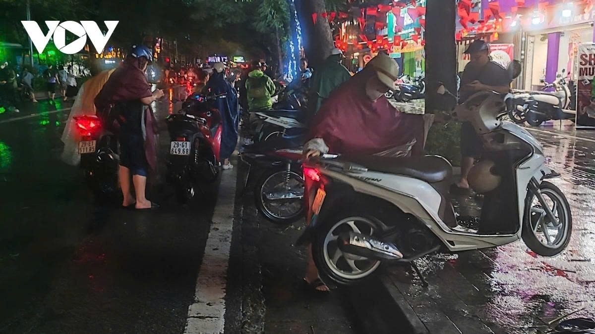 hanoi traffic paralysed by flooding as typhoon bualoi brings torrential rain picture 9