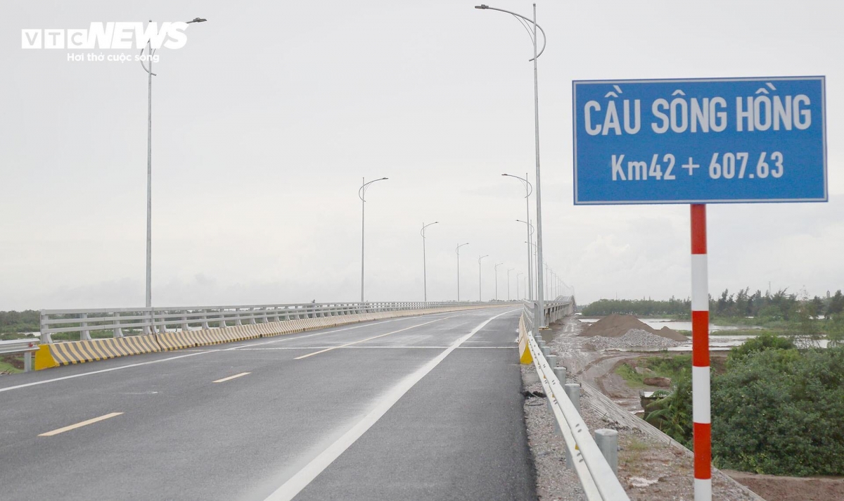 chiem nguong cau song hong gan 1.000 ty dong noi hung yen voi ninh binh hinh anh 9