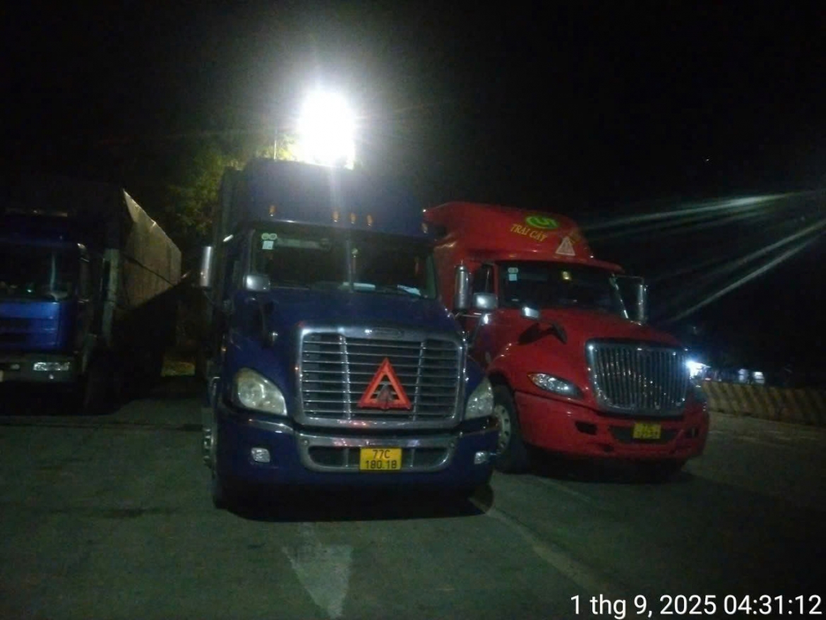 nhieu xe o to dung do kin duong dan vao ham Deo ca, gia tang nguy co tai nan hinh anh 1
