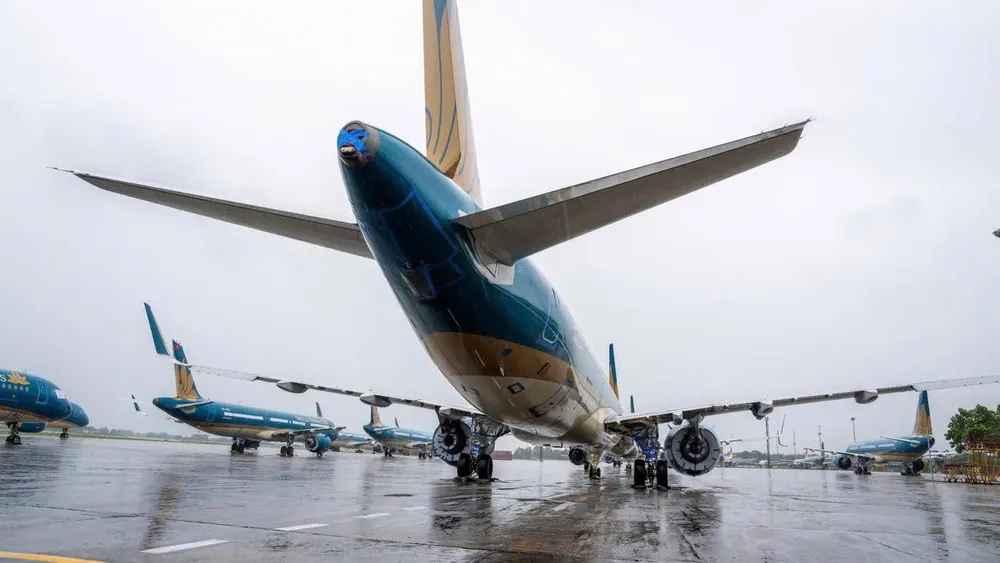 bad weather disrupts flights at noi bai international airport picture 1