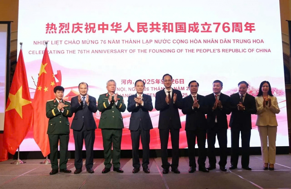china s 76th founding anniversary celebrated in hanoi picture 1